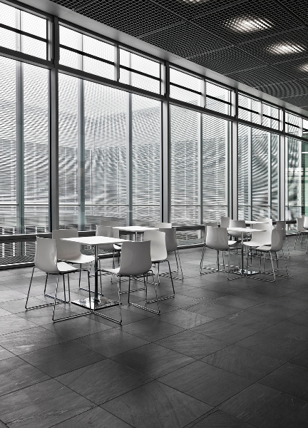 Topographie des Terrors Berlynas – natūralus akmuo monumentalaus parodų centro interjere