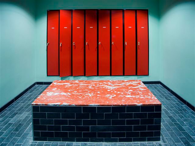 Danijos rezidencija – Riverstone natūralaus akmens detalė modernaus interjero aplinkoje