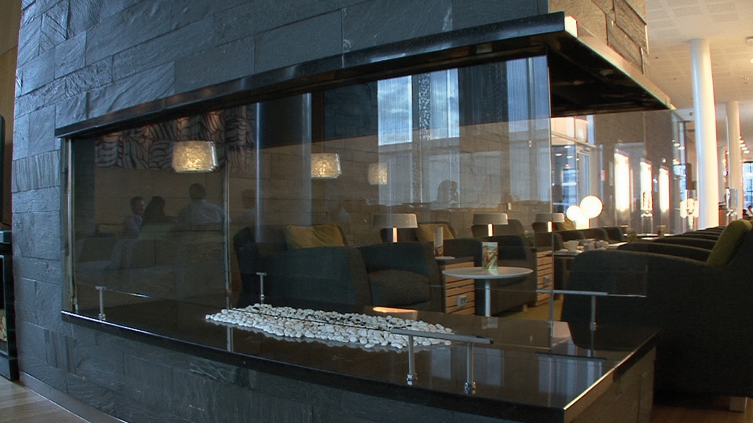 Hilton viešbutis Helsinkis-Vantaa oro uoste, Suomija – SSQ Riverstone architektūrinis akmuo registratūros zonoje