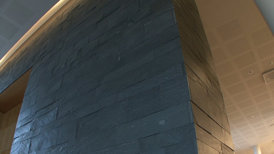 Hilton Helsinki-Vantaa – natūralus Riverstone akmens paviršiaus detalė