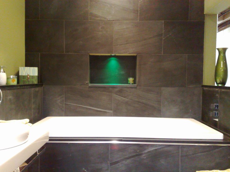 Oslo prabangus namas – architektūrinis Riverstone akmuo rūsio gyvenamajame kambaryje