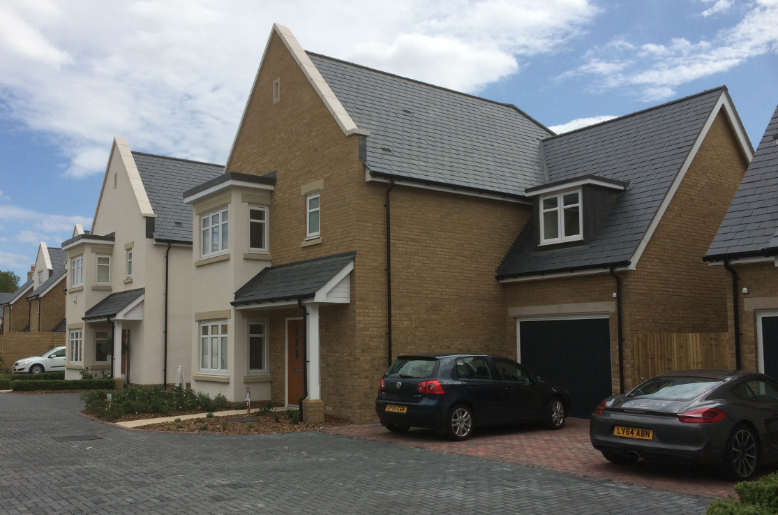 Kento kriketo klubas – mišrus gyvenamųjų namų kvartalas su SSQ Del Carmen First grade skalūno stogais