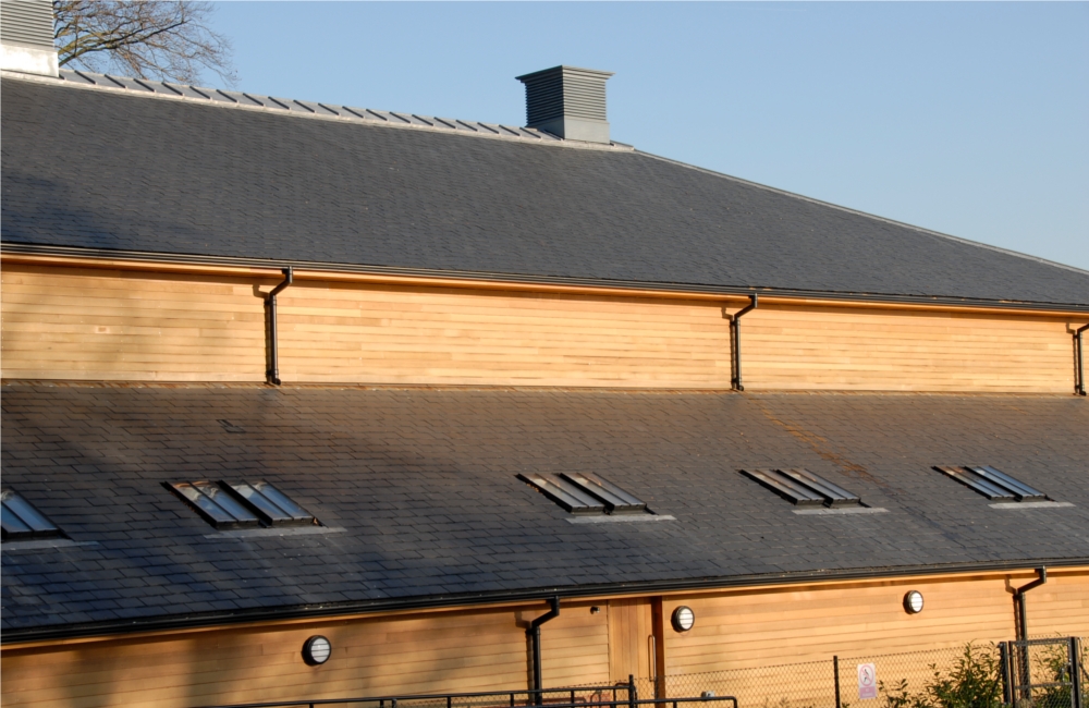 Moulsford sporto salė – skalūno stogo detalė su Domiz plytelėmis