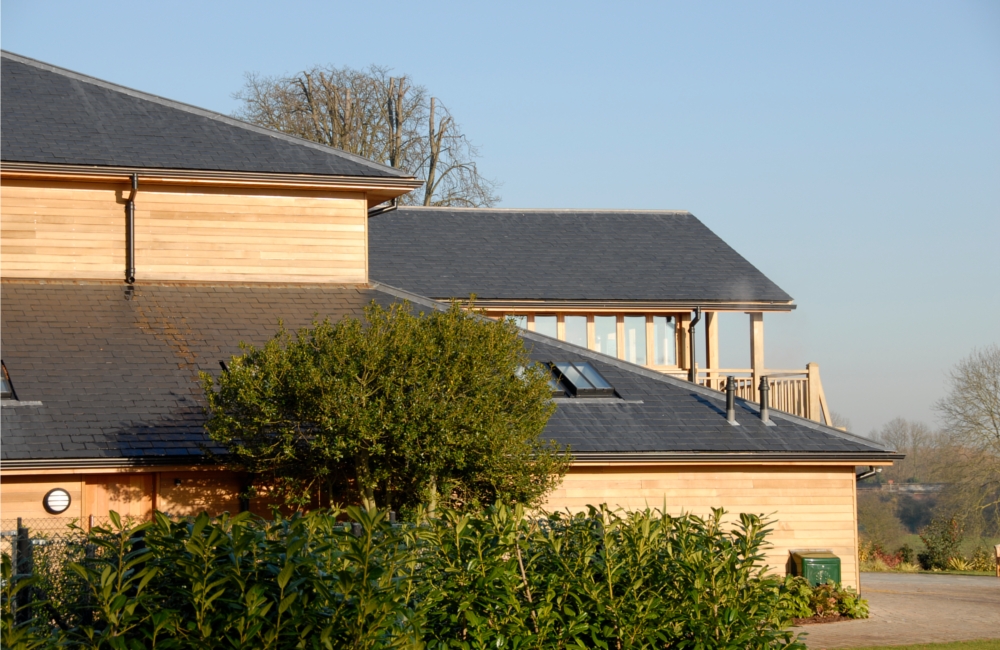 Moulsford sporto salė – skalūno stogas ir kedro medienos sienos kontrasto detalė