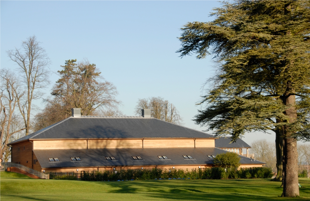 Moulsford mokyklos sporto salė – baigtinis vaizdas su skalūno stogu