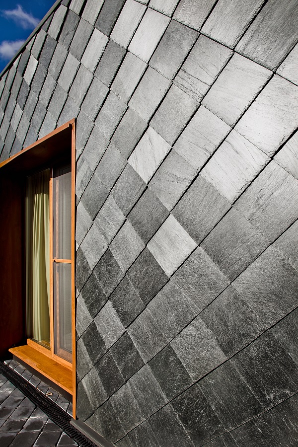 Privatus namas Kaune – skalūno stogo detalė, Riverstone grey 30×30 cm