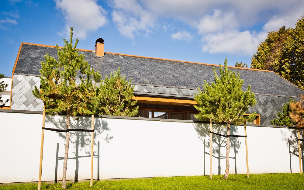 Privatus namas Kaune – skalūno stogo šonas ir lietvamzdžiai