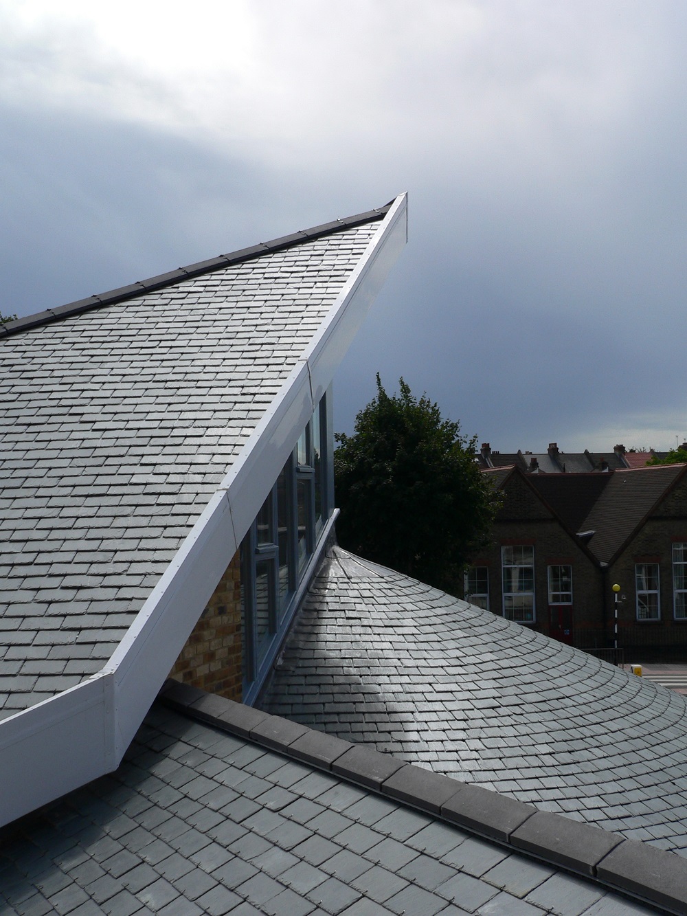 Woodside Green krikščionių centras Londone – SSQ Riverstone skalūno stogas su kūginiu bokštu