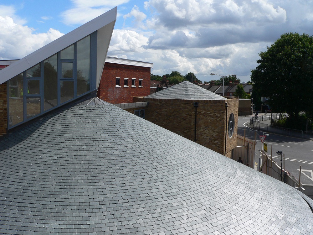 Krikščionių centras Kroidone – skalūno stogo detalė ir smailė