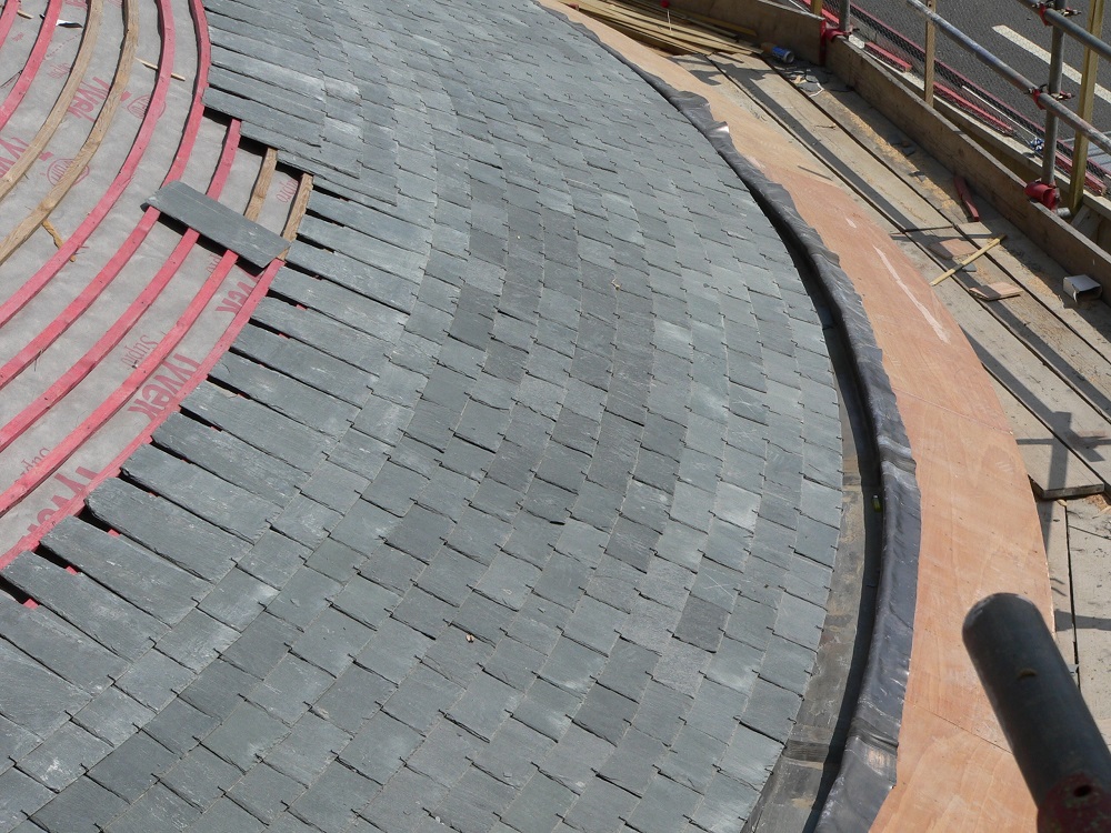 Woodside Green bažnyčia – skalūno stogo vaizdas iš viršaus