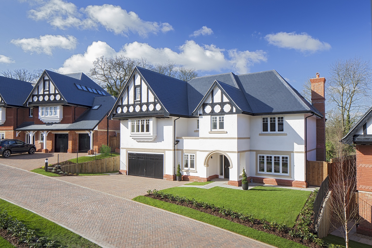 Egerton Park prabangus namas – Sarria Ultra grade skalūno stogas iš gatvės pusės