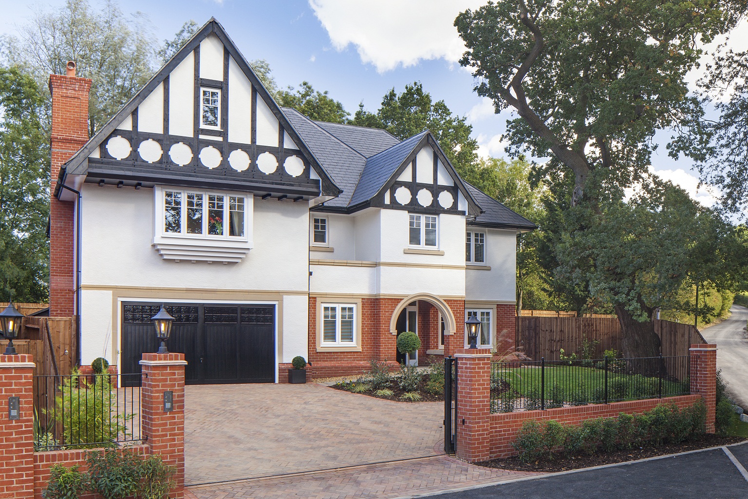 Egerton Park vilos – SSQ Sarria skalūno stogas su mansardiniais langais