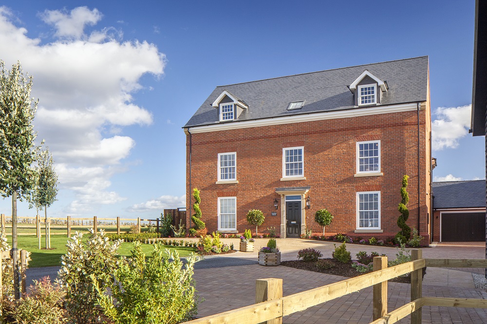 Flint Hall ūkis Varikšyre – SSQ Sarria First grade tamsiai melsvas skalūno stogas ant tradicinio ūkio pastatų