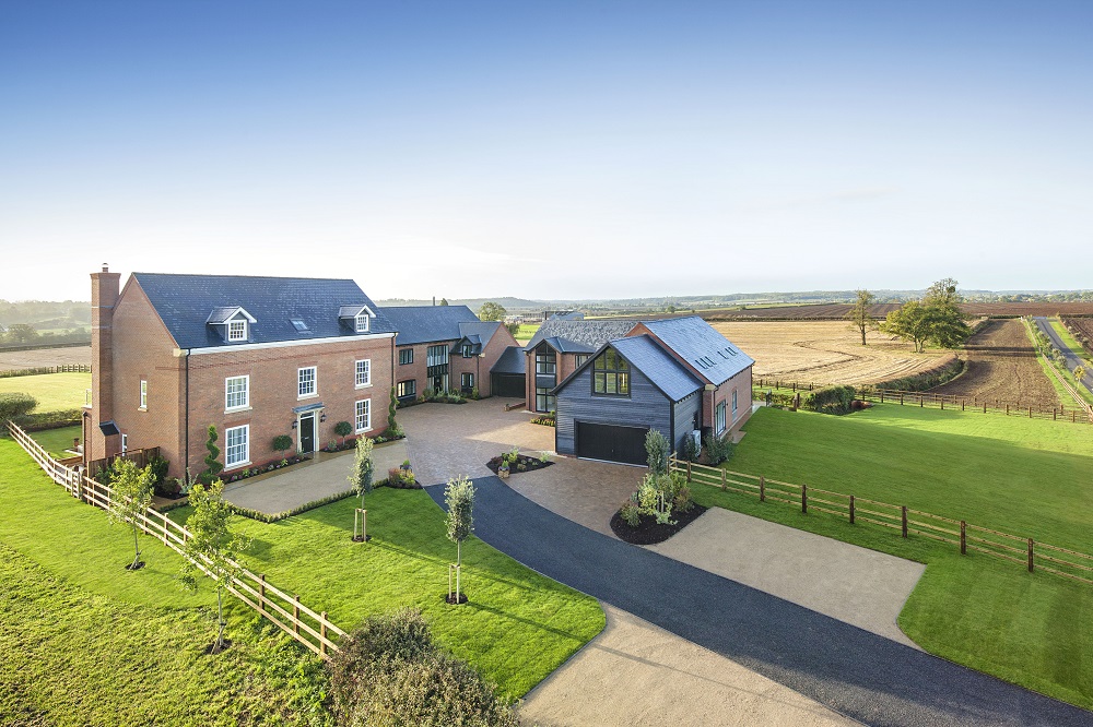 Flint Hall Farm kotedžai – Sarria skalūno stogų vaizdas iš kiemo pusės