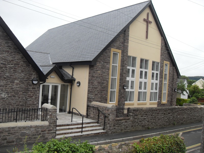 Kensington bažnyčia – Sarria skalūno stogo detalė su melsvuoju spindesiu