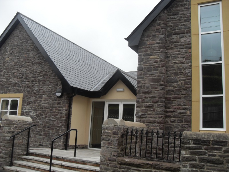 Kensingtono baptistų bažnyčia – skalūno stogo vaizdas iš šono su bažnytine smailė